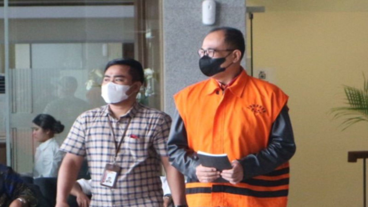 Arsip foto - Mantan pejabat DJP Kementerian Keuangan Rafael Alun Trisambodo (rompi oranye) dikawal petugas menuju rutan KPK usai dilimpahkan dari Tim Penyidik KPK ke Tim Jaksa KPK di Gedung Merah Putih KPK, Jakarta, Senin (31/7/2023). ANTARA/Fianda Sjofjan Rassat