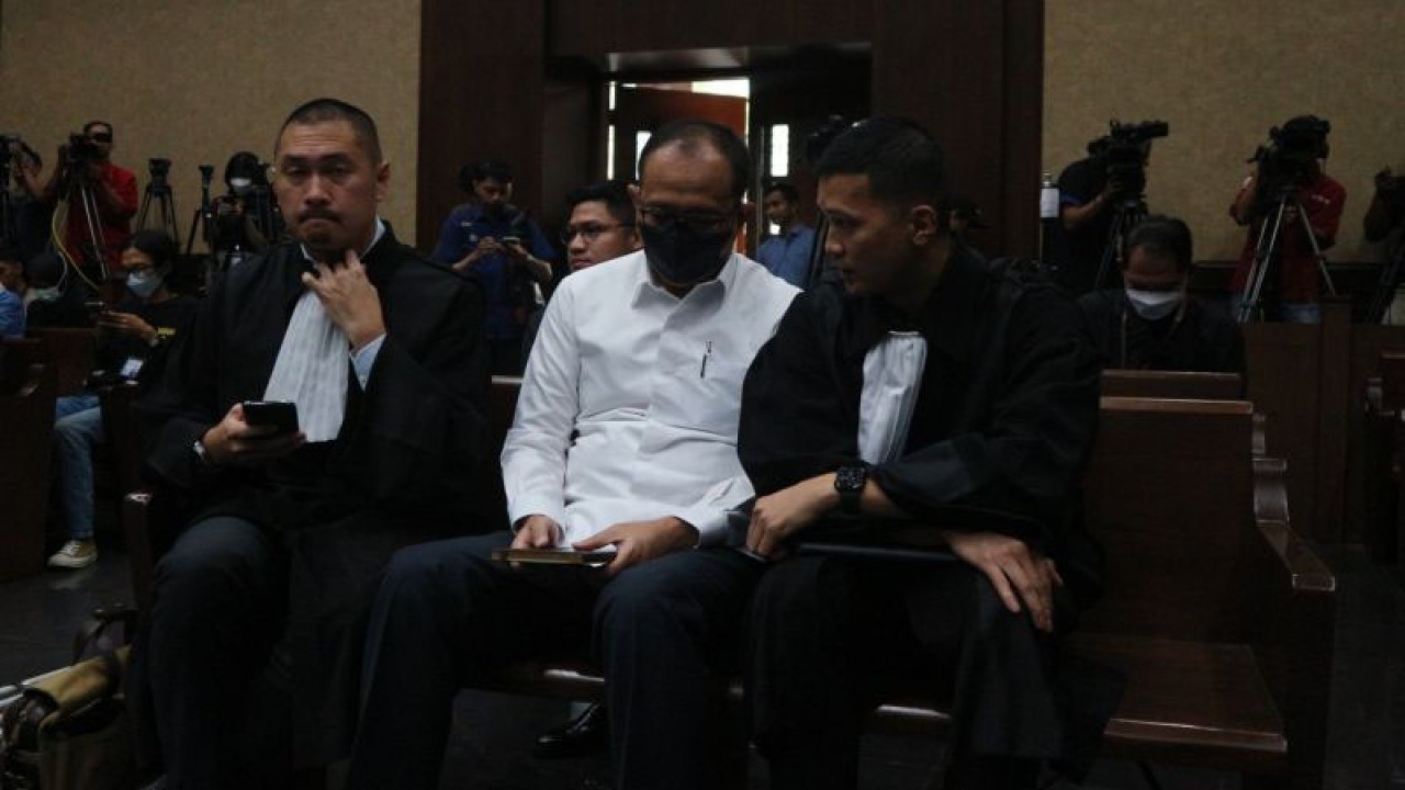 Mantan pejabat DJP Kemenkeu Rafael Alun Trisambodo berdiskusi dengan tim kuasa hukumnya sebelum sidang perdana di Pengadilan Tipikor pada Pengadilan Negeri Jakarta Pusat, Jakarta, Rabu (30/8/2023). (ANTARA/Fianda Sjofjan Rassat)