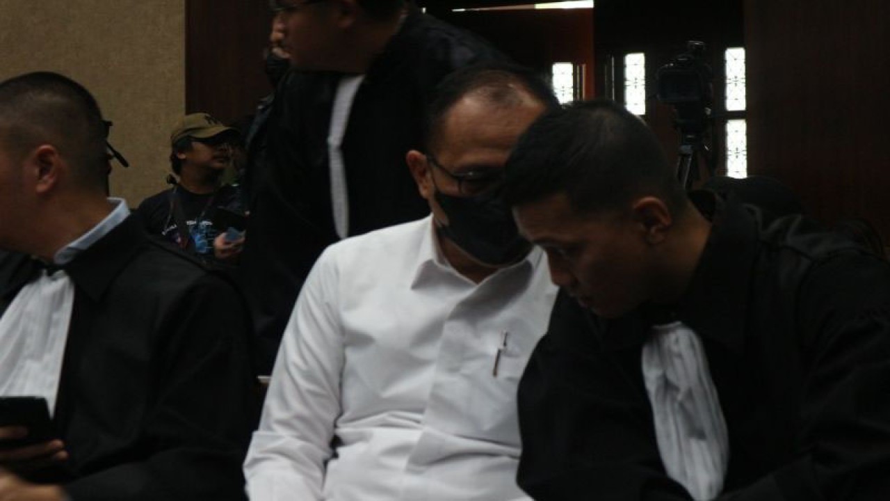 Mantan pejabat DJP Kemenkeu Rafael Alun Trisambodo (kemeja putih) berdiskusi dengan tim kuasa hukumnya sebelum sidang perdana di Pengadilan Tipikor pada Pengadilan Negeri Jakarta Pusat, Jakarta, Rabu (30/8/2023). ANTARA/Fianda Sjofjan Rassat.