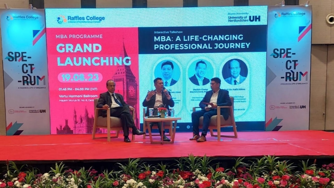 Raﬄes College luncurkan program MBA dari University of Hertfordshire, Inggris.