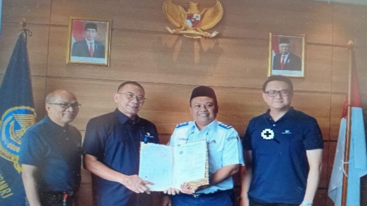 Maskapai kargo berjadwal Raindo United Services (Raindo) menerima Sertifikat Operator Penerbangan (Air Operator Certificate) AOC-075 dari Kemenhub. ANTARA/HO-Raindo.