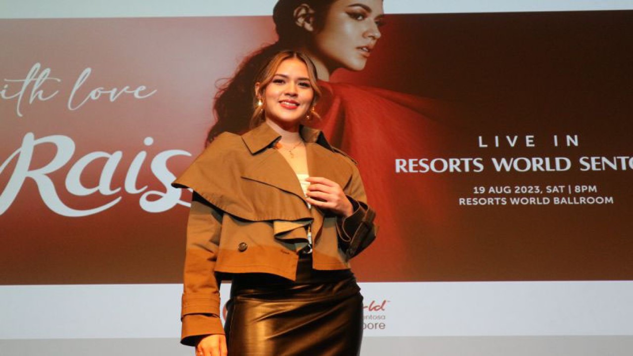 Raisa berpose pada jumpa pers “Love Raisa Live in Resorts World Sentosa” di Jakarta, Senin (1/8). (ANTARA/Pamela Sakina)