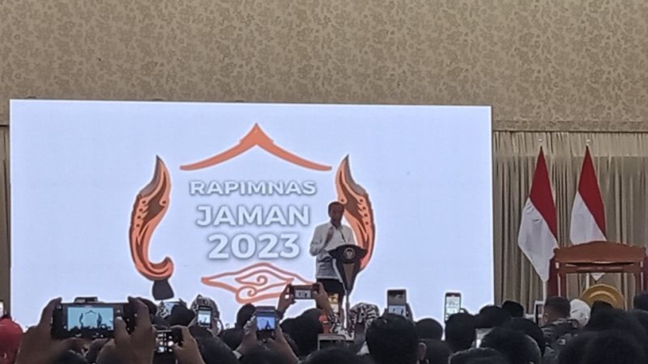 Presiden Jokowi memberikan sambutan pada Rapimnas Jaringan Kemandirian Nasional (JAMAN) 2023 di Kota Cirebon, Jawa Barat, Selasa (29/8/2023). (ANTARA/F Rohman.)