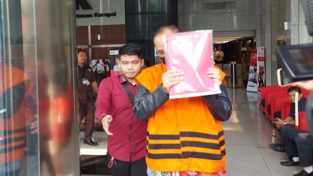 Mantan pejabat DJP Kementerian Keuangan Rafael Alun Trisambodo (rompi oranye) dikawal petugas menuju rutan KPK usai dilimpahkan dari Tim Penyidik KPK ke Tim Jaksa KPK di Gedung Merah Putih KPK, Jakarta, Senin (31/7/2023). ANTARA/Fianda Sjofjan Rassat