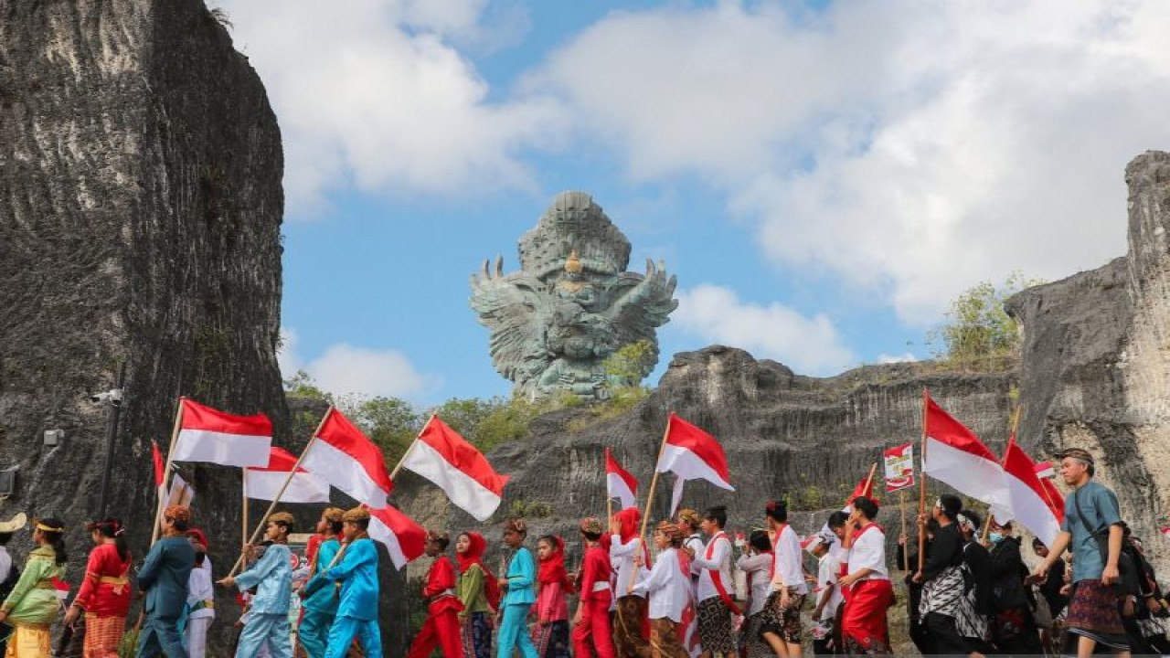 Sejumlah pelajar Sekolah Dasar melakukan kirab budaya Nusantara menyemarakkan HUT ke-78 Kemerdekaan RI di Garuda Wisnu Kencana (GWK) Kabupaten Badung, Bali, Rabu (16/8/2023) ANTARA/HO-GWK