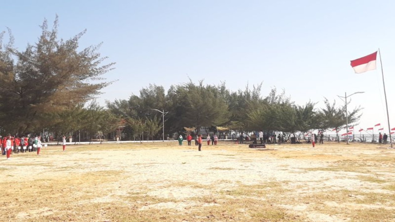 Ratusan pemuda dan pemudi dari berbagai elemen menghadiri upacara peringatan Hari Ulang Tahun (HUT) ke-78 Kemerdekaan Republik Indonesia di pesisir Pantai Kenjeran, Kota Surabaya, Rabu (16/8/2023). (ANTARA/HO-BKN Surabaya)
