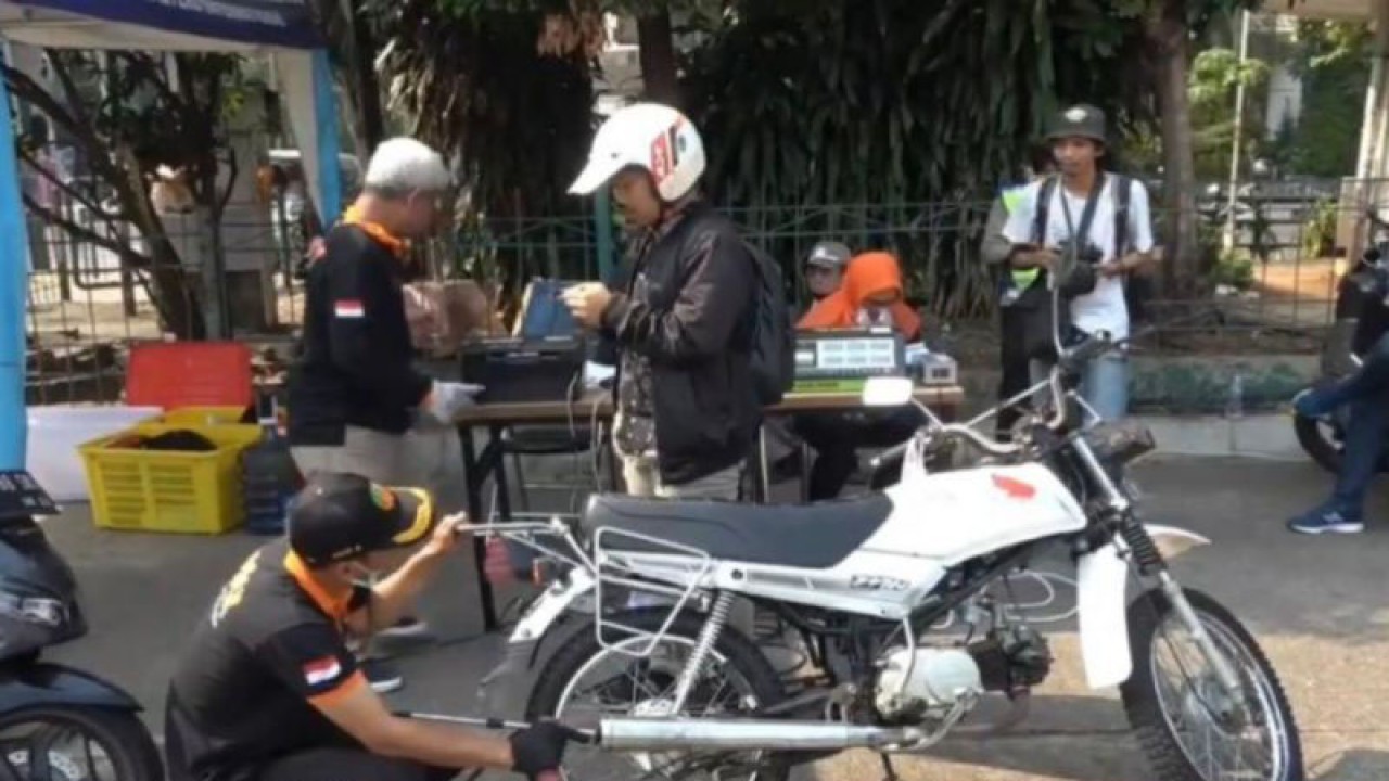 Suku Dinas Lingkungan Hidup Kota Administrasi Jakarta Selatan merazia kendaraan bermotor untuk uji emisi di Pintu Keluar Terminal Blok M, Jakarta, Jumat (25/8/2023). ANTARA/Luthfia Miranda Putri