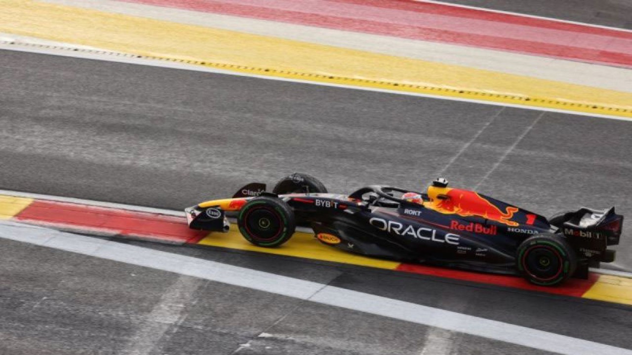 Pebalap Red Bull Max Verstappen dalam sesi kualifikasi GP Belgia di Sirkuit Spa-Francorchamps, Jumat (ANTARA/AFP-Simon Wohlfahrt)