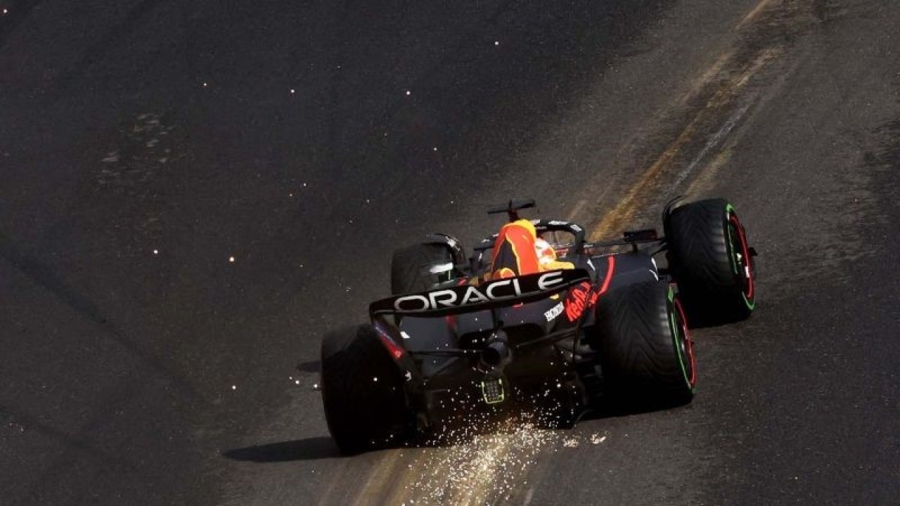 Pembalap Red Bull Max Verstappen memacu kecepatan mobilnya pada Sprint Race F1 GP Belgia 2023 di Spa-Francorchamps, Spa, Belgia (29/7/2023). Max Verstappen berhasil menjadi juara pada balapan tersebut diikuti pembalap McLaren Oscar Piastri dan pembalap BWT Alpine Pierre Gasly. ANTARA FOTO/REUTERS/Stephanie Lecocq/aww. 