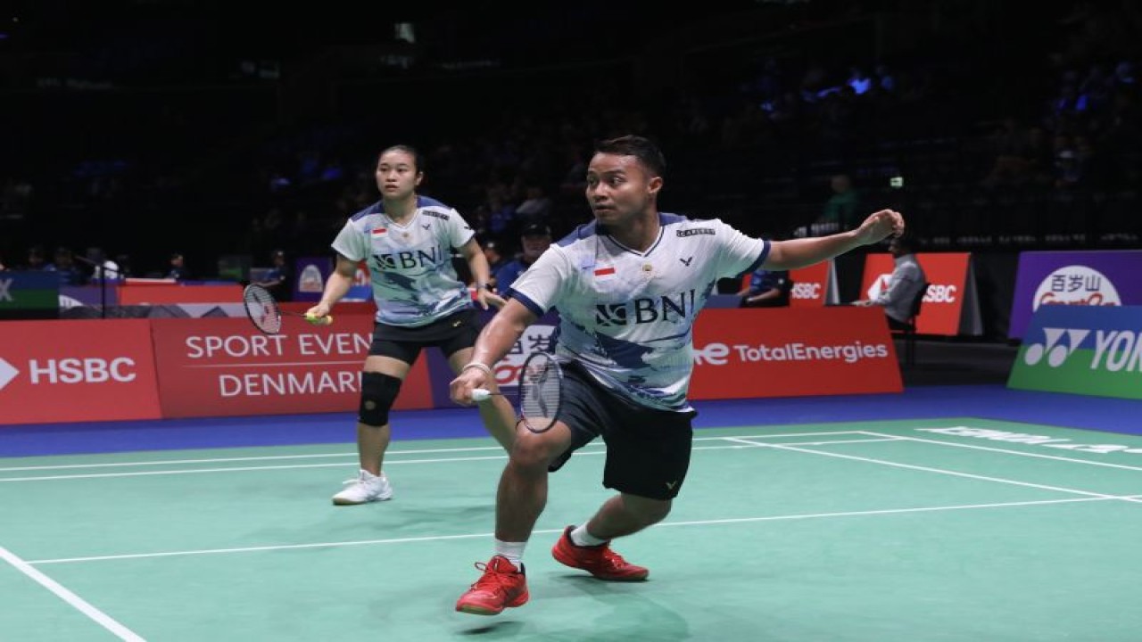 Pasangan ganda campuran Indonesia Rehan Naufal Kusharjanto/Lisa Ayu Kusumawati saat berlaga di babak 32 besar Kejuaraan Dunia Bulu Tangkis di Denmark, Rabu (23/8/2023). (ANTARA/HO/PBSI)