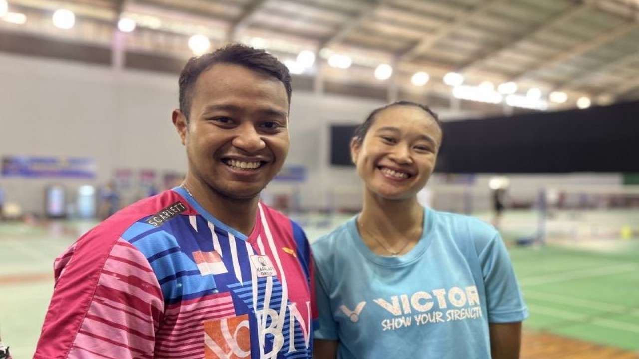 Pasangan ganda campuran Indonesia Rehan Naufal Kusharjanto/Lisa Ayu Kusumawati saat ditemui usai latihan di Pelatnas PBSI Cipayung, Jakarta Timur, Senin (14/8/2023). (ANTARA/Arnidhya Nur Zhafira)