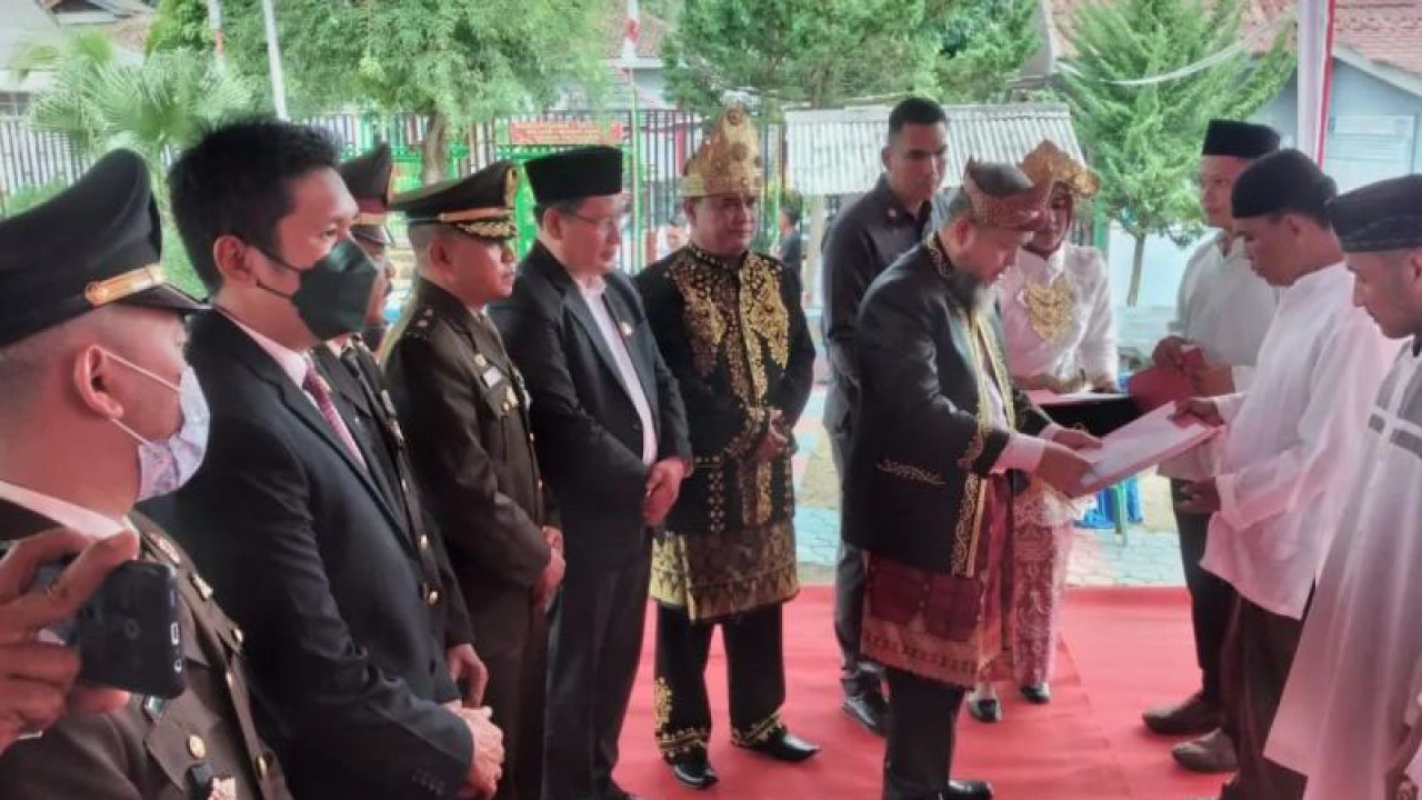 Tujuh warga binaan Rutan Baturaja saat menerima remisi bebas HUT RI ke 77 tahun 2022. (ANTARA/Edo Purmana/Arsip)