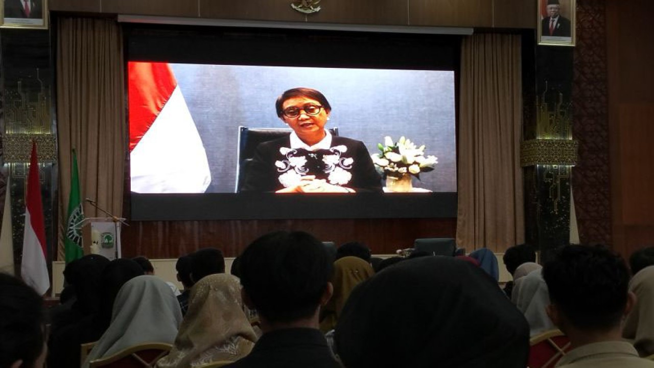 Menteri Luar Negeri RI Retno Marsudi menjelaskan soal konflik Myanmar secara virtual di Padang, Senin, (21/8/2023). ANTARA/Muhammad Zulfikar.