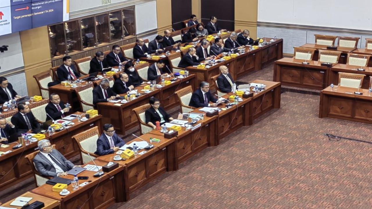 Menteri Luar Negeri RI Retno Marsudi beserta jajaran dalam rapat kerja bersama Komisi I DPR RI di Kompleks Parlemen, Senayan, Jakarta, Kamis (31/8/2023). (ANTARA/Melalusa Susthira K.)