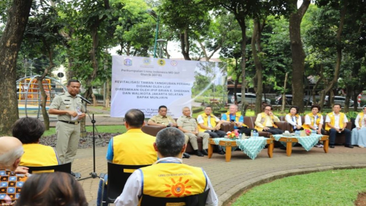 Wali Kota Administrasi Jakarta Selatan Munjirin dalam giat revitalisasi Taman Tangkuban Perahu, Jakarta, Senin (21/8/2023). ANTARA/HO-Kominfotik Jakarta Selatan