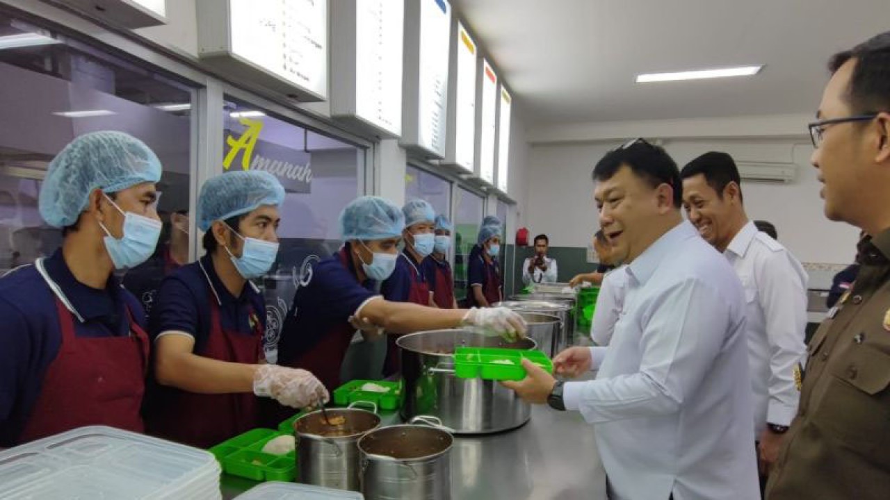 Direktur Jenderal Pemasyarakatan (Dirjen PAS) Kementerian Hukum dan HAM Reynhard Silitonga tengah mengambil makanan di sela-sela peresmian Dapur Sehati di Rutan Kelas I Cipinang, Jakarta Timur, Rabu (23/8/2023). ANTARA/Syaiful Hakim