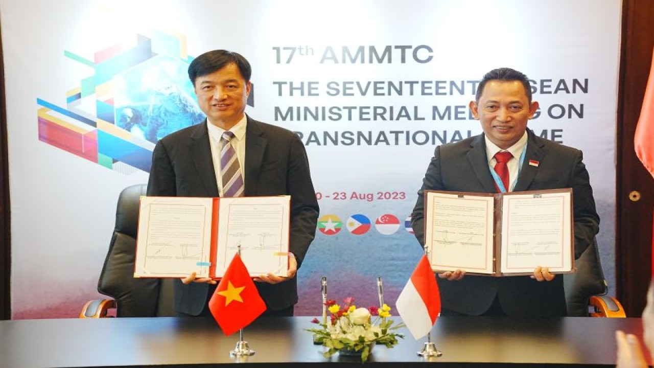 Kapolri Jenderal Pol. Listyo Sigit Prabowo (kanan) dalam penandatanganan nota kesepahaman tentang kejahatan lintas negara dengan Vietnam dalam kegiatan AMMTC, Labuan Bajo, Kabupaten Manggarai Barat, NTT, Senin (21/8/2023). (ANTARA/HO-Divisi Humas Polri)