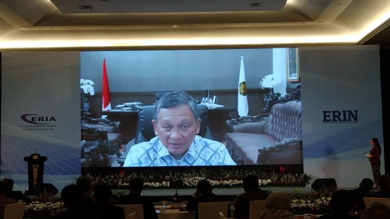 Menteri ESDM Arifin Tasrif memberikan sambutan secara virtual pada Forum Energi Asia Timur di Nusa Dua, Kabupaten Badung, Bali, Senin (21/8/2023). ANTARA/Dewa Ketut Sudiarta Wiguna