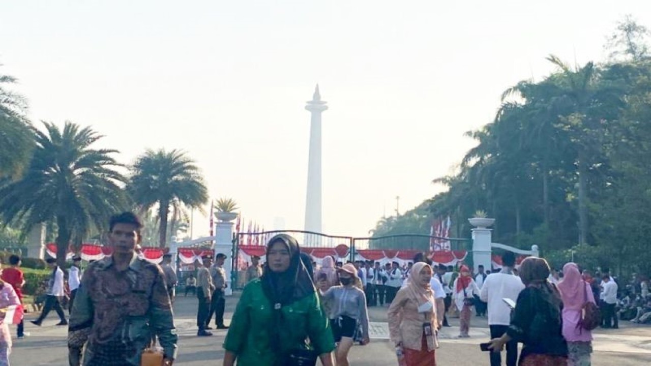 Sejumlah warga mendatangi Monas untuk merayakan HUT ke-78 RI, Jakarta, Kamis (17/8/2023). ANTARA/Luthfia Miranda Putri