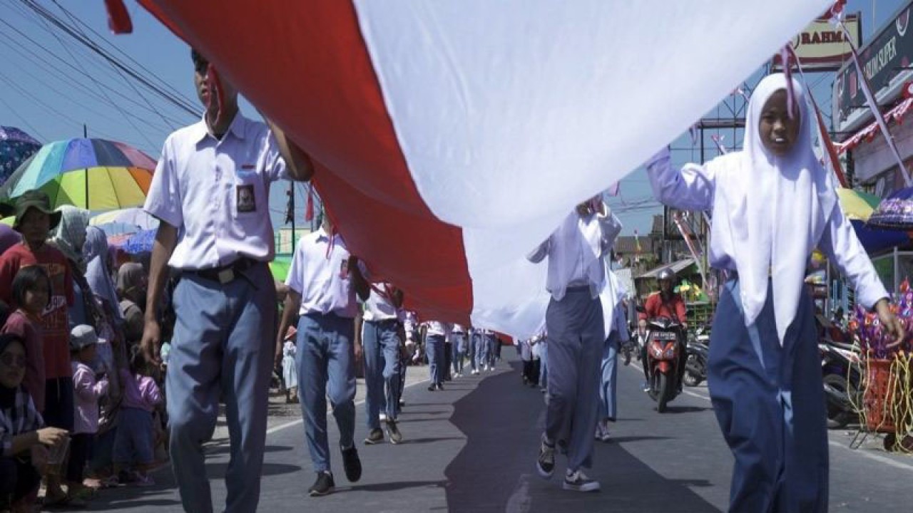 Ribuan peserta ikuti acara kirab bendera Merah Putih sepanjang 165 meter untuk memeriahkan HUT Ke-78 Kemerdekaan RI di Desa Sukabumi Kecamatan Cepogo Kabupaten Boyolali, Senin (7/8/2023). ANTARA/Bambang Dwi Marwoto.