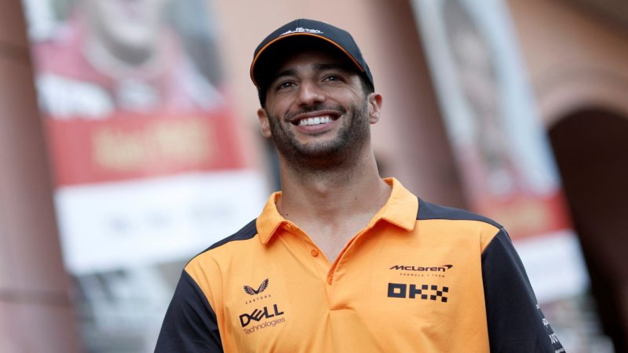 Pembalap McLaren Daniel Ricciardo menjelang sesi latihan GP Monako di Sirkuit Monte Carlo, Monako, 27 Mei 2022. Foto REUTERS/BENOIT TESSIER.