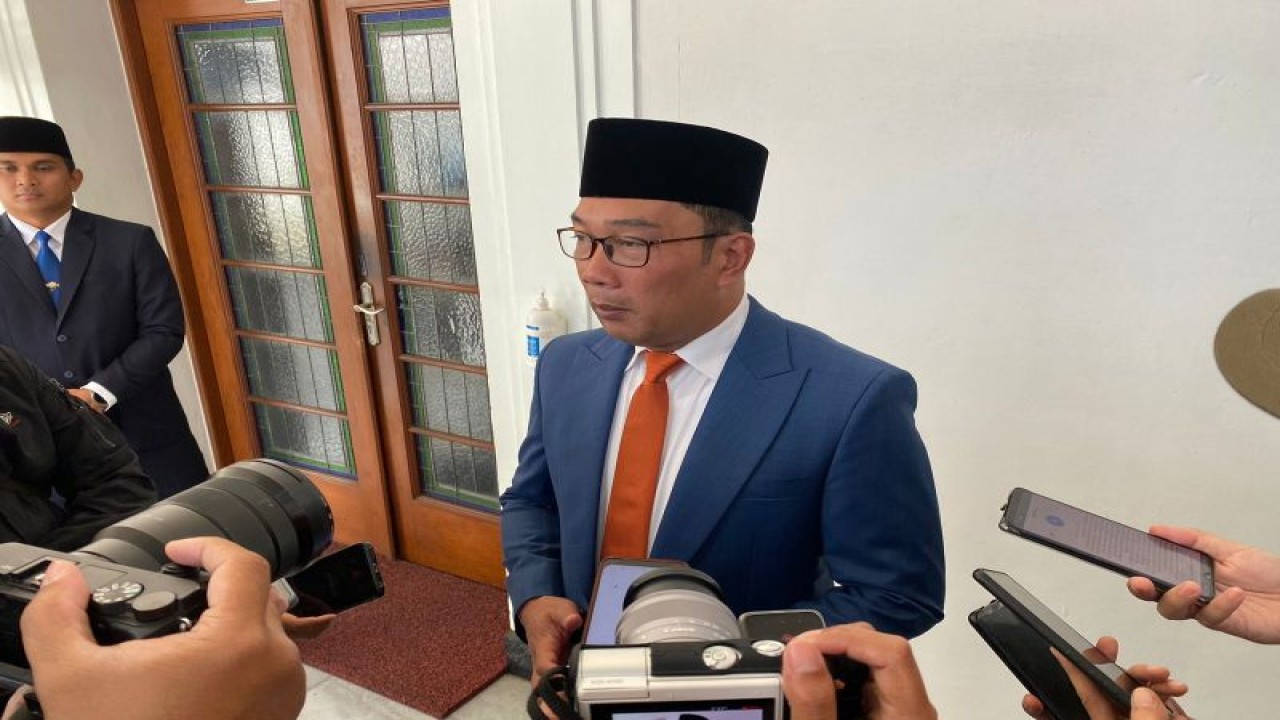 Gubernur Jawa Barat Ridwan Kamil memberikan keterangan terkait kebakaran TPA Sarimukti di Gedung Sate, Kota Bandung, Jumat (25/8/2023). (ANTARA/HO Pemprov Jawa Barat)