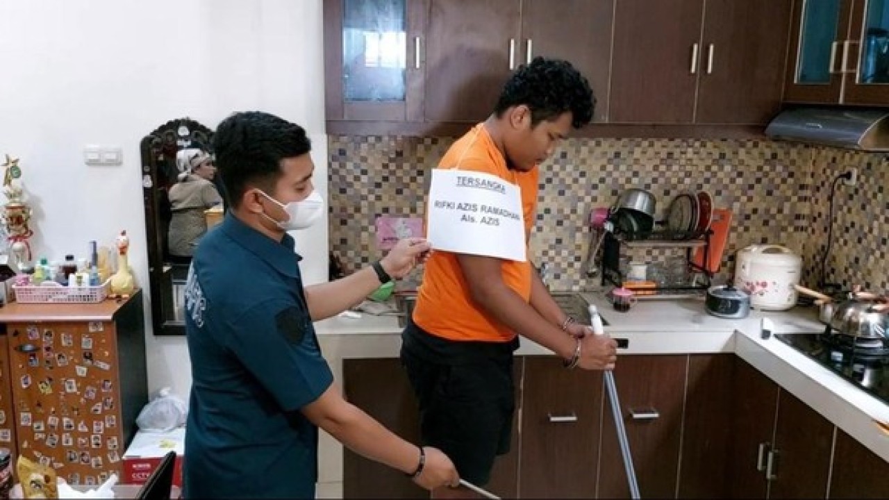 Rekonstruksi anak bunuh ibu. (Detikcom)