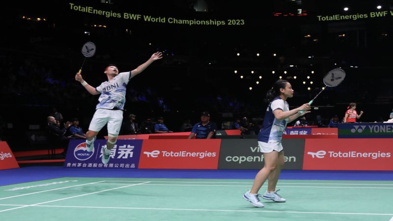 Pasangan ganda campuran Indonesia Rinov Rivaldy/Pitha Haningtyas Mentari saat berlaga di babak 32 besar Kejuaraan Dunia Bulu Tangkis 2023 di Denmark, Rabu (23/8/2023). (ANTARA/HO/PBSI)