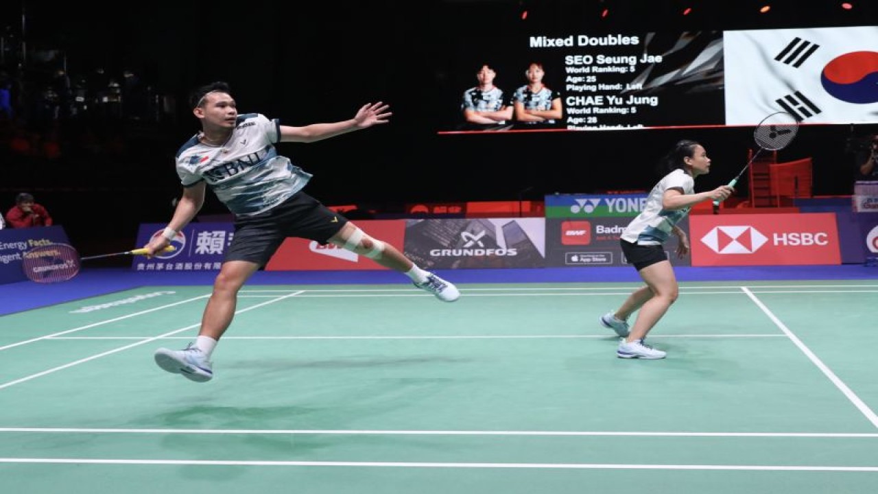 Pasangan ganda campuran Indonesia Rinov Rivaldy/Pitha Haningtyas Mentari saat berlaga di babak 16 besar Kejuaraan Dunia Bulu Tangkis 2023 di Denmark, Kamis (24/8/2023). (ANTARA/HO/PBSI)