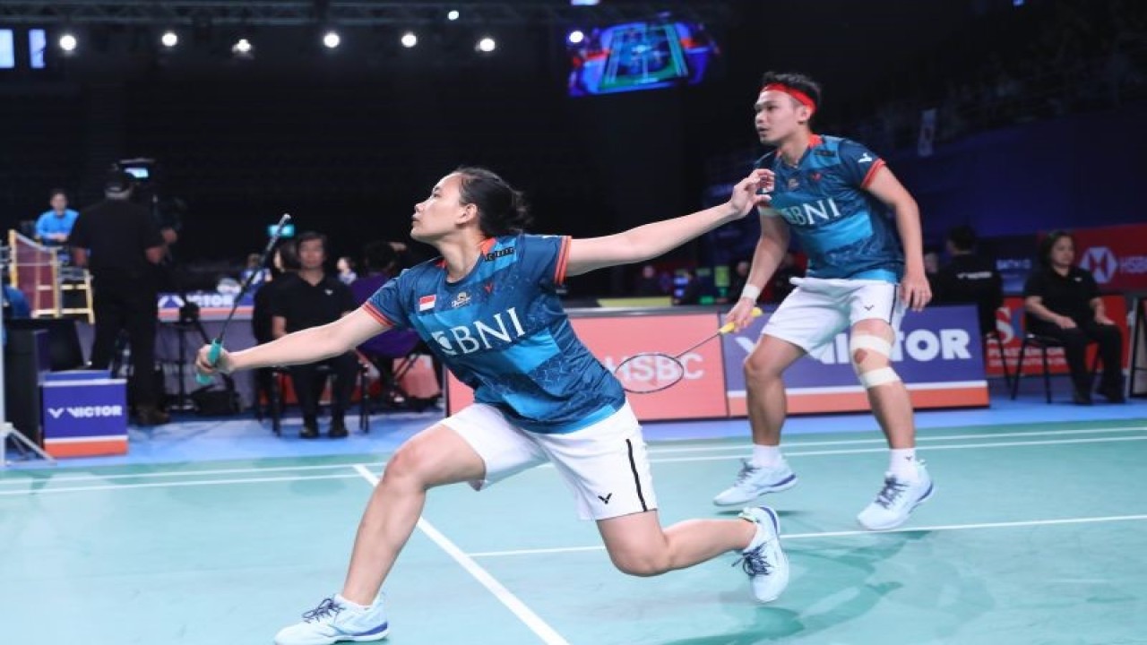 Pasangan ganda campuran Indonesia Rinov Rivaldy/Pitha Haningtyas Mentari beraksi dalam pertandingan perempat final Australian Open 2023, Jumat (4/8/2023). (ANTARA/HO/PBSI)