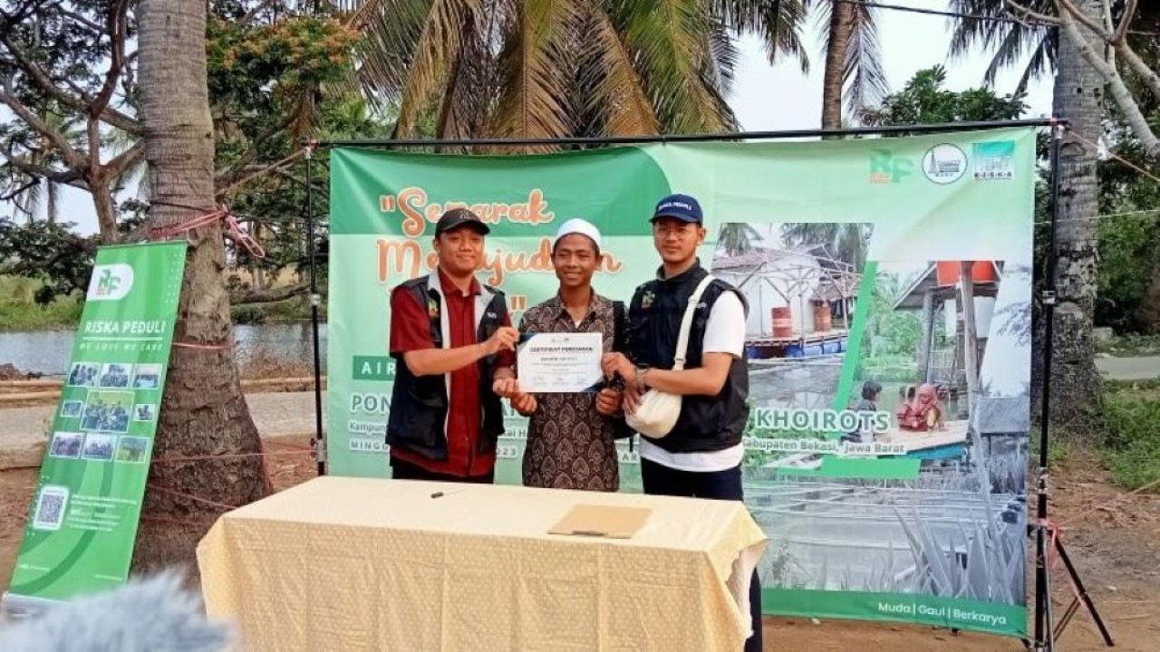 Remaja Islam Sunda Kelapa (RISKA) menyerahkan mesin filtrasi untuk solusi air bersih siap minum di Pesantren Fastabiqul Khoirots, di Kampung Sungai Labuh, RT 002/014, Desa Pantai Harapan Jaya, Muara Gembong, Kabupaten Bekasi, Jawa Barat, pada Minggu, 27 Agustus 2023. (Adiantoro/NTV)