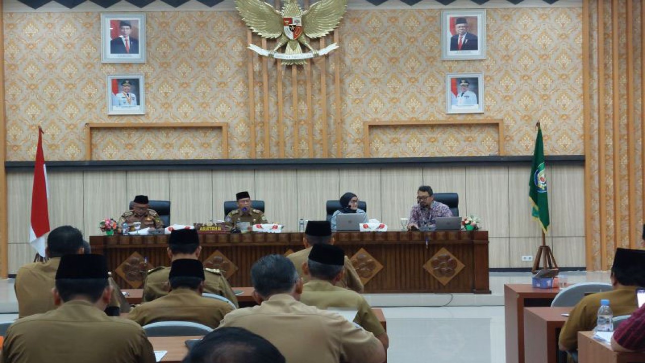 Rapat finalisasi kegiatan "Roadshow Bus KPK" di Provinsi Bengkulu, di Bengkulu, Senin. (28/8/2023) (ANTARA/Boyke Ledy Watra)
