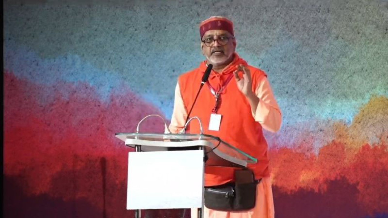 Tangkapan layar Rohaniwan India sekaligus Direktur Proyek Nasional Seluruh India Chinmaya Yuva Kendra (AICHYK) Swami Mitrananda dalam acara Konferensi Dialog Antarbudaya dan Antaragama ASEAN (ASEAN IIDC) 2023 di Jakarta, Senin (7/8/2023). (ANTARA/Sean Filo Muhamad)
