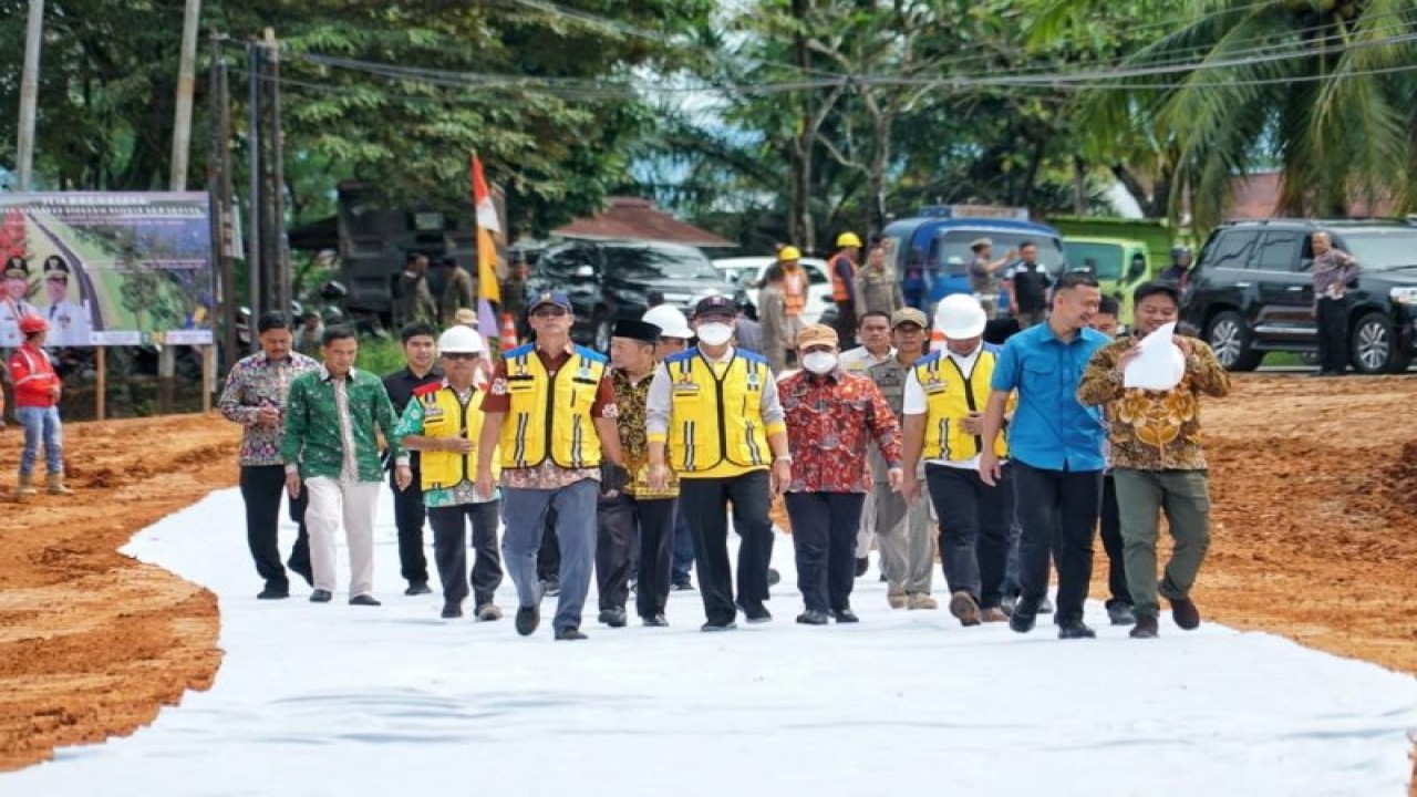 Gubernur Bengkulu Rohidin Mersyah memantau progres pembangunan Jalan Layang Danau Dendam Tak Sudah DDTS. ANTARA/HO-Media Center Provinsi Bengkulu
