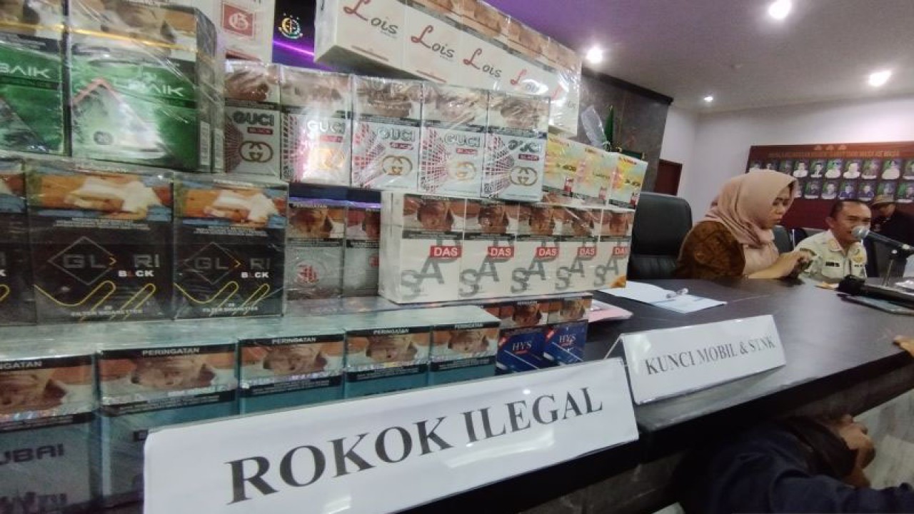 Kepala Kejari Garut Halila Rama Purnama saat jumpa pers penanganan hukum rokok ilegal di Kabupaten Garut, Jawa Barat, Jumat (4/8/2023). (ANTARA/Feri Purnama)