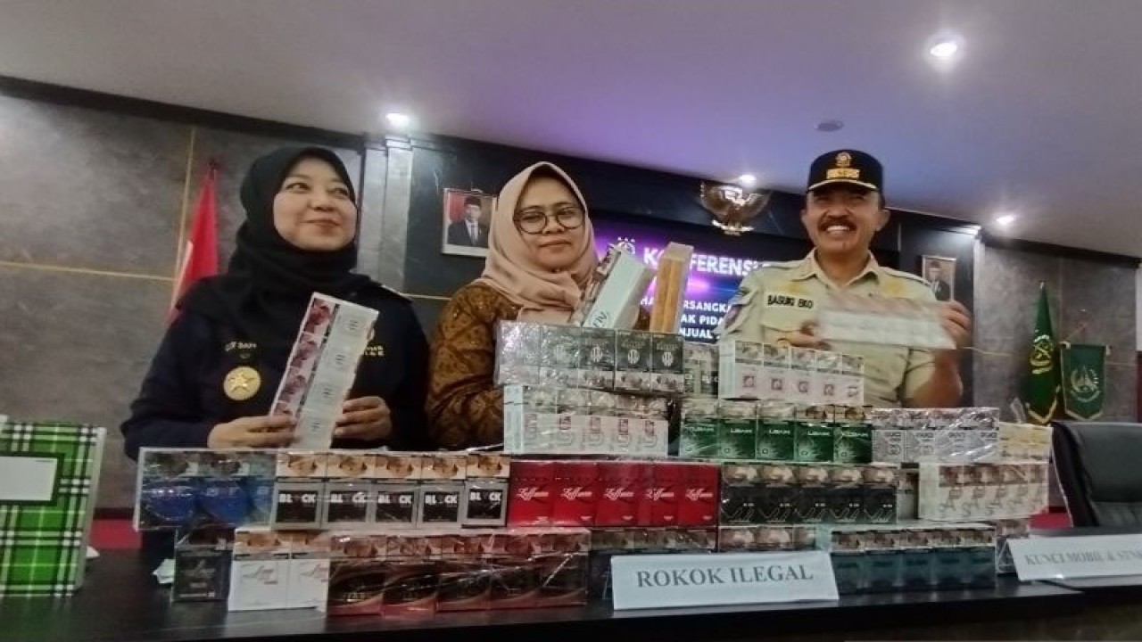 Petugas menunjukkan barang bukti rokok ilegal di Kantor Kejaksaan Negeri Kabupaten Garut, Jawa Barat, Jumat (4/8/2023). (ANTARA/Feri Purnama)