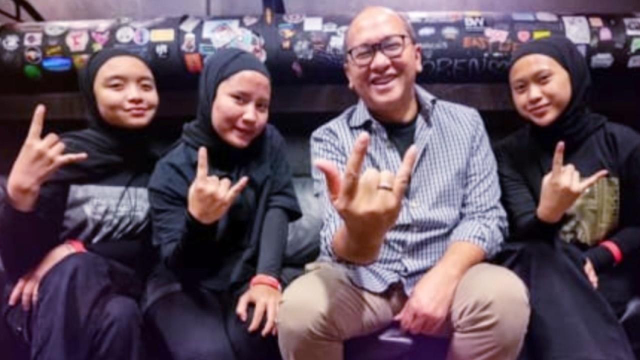 Wamen BUMN Rosan Roeslani bersama Band Voice of Baceprot/Instagram
