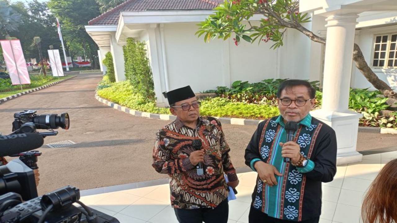 Duta Besar RI untuk Republik Rakyat Tiongkok (RRT) Djauhari Oratmangun bersama Juru bicara Wapres Masduki Baidlowi memberikan keterangan kepada wartawan di Istana Wakil Presiden, Jakarta, Rabu (23/8/2023). ANTARA/Rangga Pandu Asmara Jingga