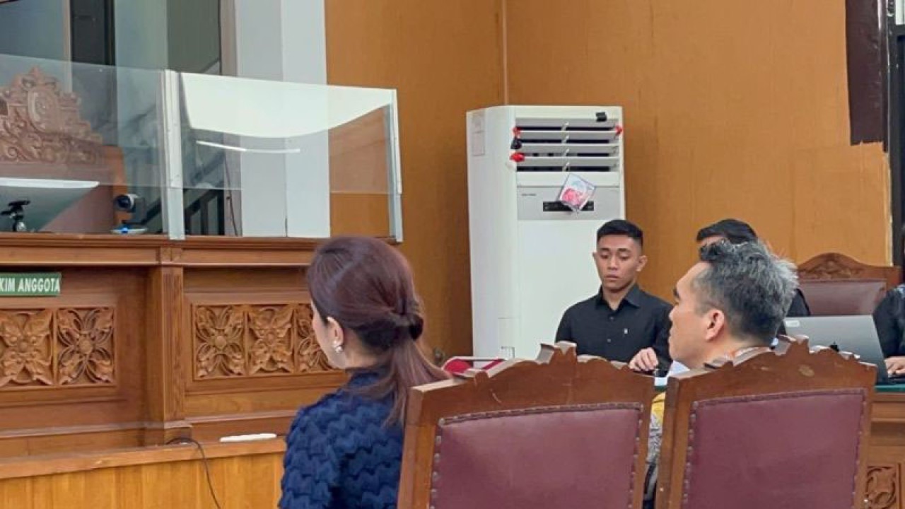 Ahli Psikiater Forensik Rumah Sakit Cipto Mangunkusumo (RSCM), Natalia Widiasih Raharjanti (kiri) saat menjadi saksi dalam sidang Mario Dandy Satriyo di PN Jakarta Selatan, Selasa (1/8/2023). ANTARA/Ilham Kausar
