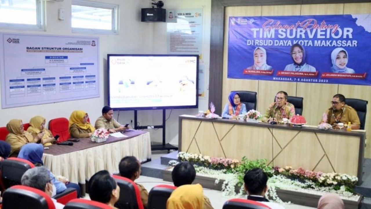 Wali Kota Makassar Moh Ramdhan Pomanto bersama manajemen RSUD Daya Makassar saat menerima kunjungan Tim Survei LAM-KPRS yang akan memberikan penilaian kepada setiap rumah sakit atas pelayanan kepada masyarakat di Makassar, Rabu (16/8/2023). FOTO ANTARA/HO/Pemkot Makassar
