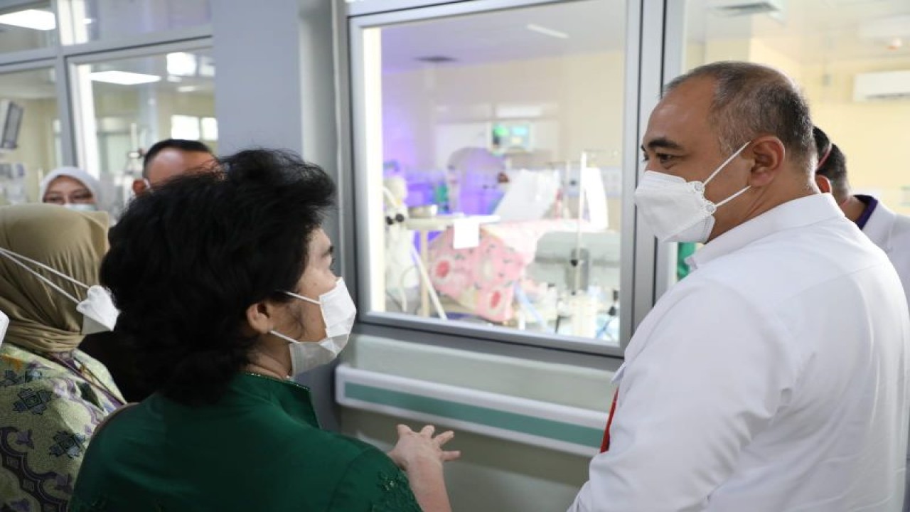 Bupati Tangerang A Zaki Iskandar saat meninjau fasilitas pelayanan operasi Jantung dan Perinatologi Neonatal Intensive Care Unit (NICU) yang dimiliki RSUD Kabupaten Tangerang (Azmi)
