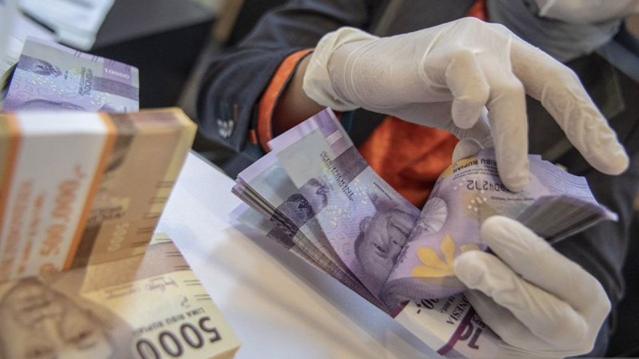 Ilustrasi - Petugas perbankan menghitung uang pecahan rupiah. ANTARA FOTO/Muhammad Adimaja/aww/aa. (ANTARA FOTO/MUHAMMAD ADIMAJA)