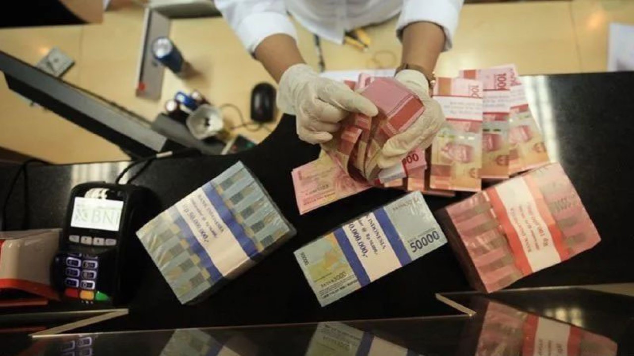 Dokumentasi - Petugas menghitung uang rupiah di salah satu kantor cabang PT Bank Negara Indonesia (Persero) Tbk, KCU Melawai, Jakarta, Selasa (16/8/2022). (ANTARA FOTO/Reno Esnir/foc/pri.) (.)