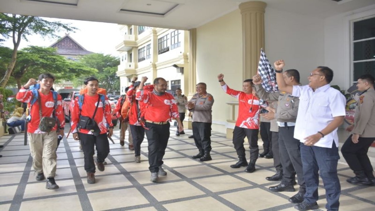 Pelepasan rombongan Ekspedisi Merah Putih Atap Sumatera ke Gunung Kerinci, Rabu (9/8/2023) oleh Kapolda Jambi Irjen Pol Rusdi Hartono, di Jambi . (FOTO ANTARA/HO-Humas Polda Jambi)