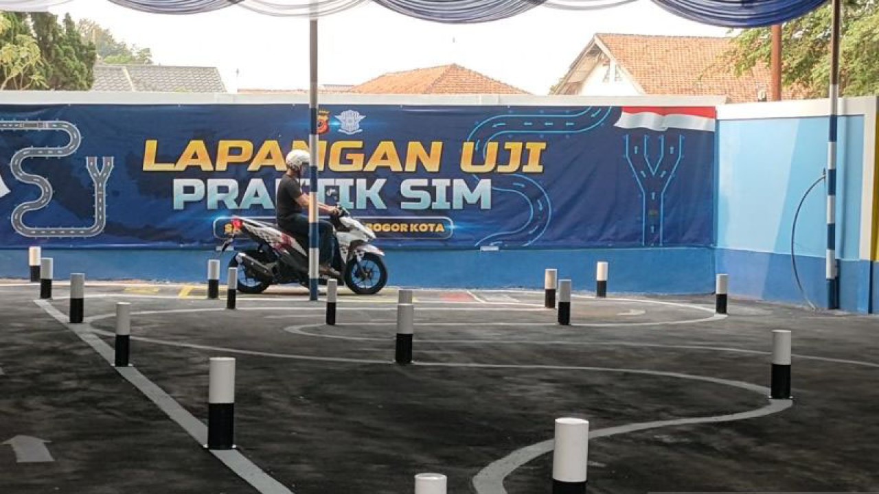 Seorang pengemudi yang sedang menjajal rute lintasan baru uji praktek SIM di Makopolresta Kedung Halang, Senin (7/8/2023). (ANTARA/Linna Susanti)