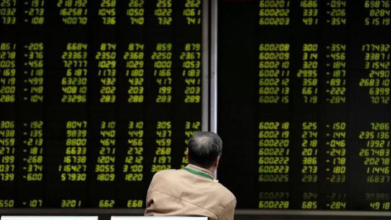 Ilustrasi - Investor memantau pergerakan Indeks Shanghai di bursa saham China. ANTARA/REUTERS/Jason Lee/aa.