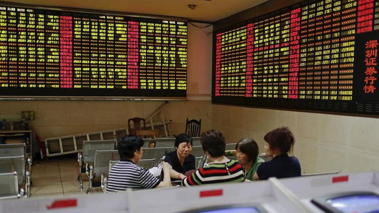 Ilustrasi - Para investor bermain kartu selama perdagangan tengah hari di Bursa Saham China. ANTARA/REUTERS/Aly Song/aa.