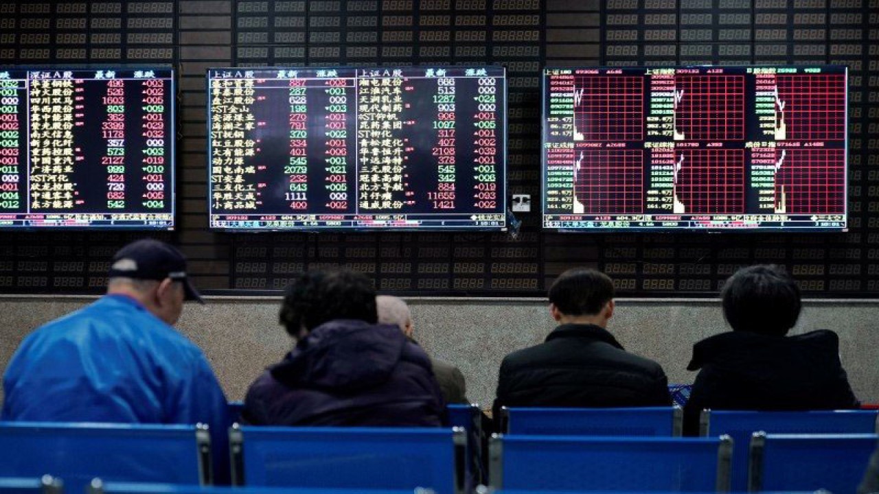 Investor melihat layar yang menunjukkan infromasi saham di bursa saham di Shanghai, China, Kamis (16/1/2020). REUTERS/Aly Song/ama/djo