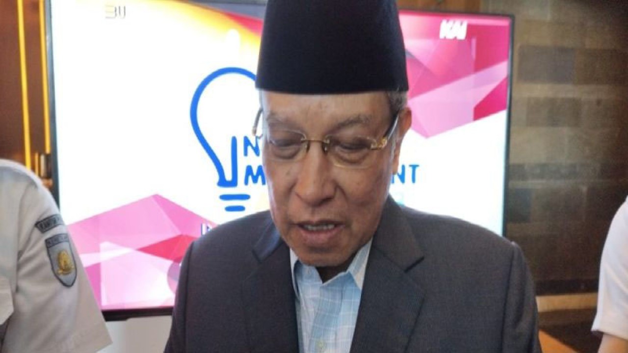 Komisaris Utama PT KAI (Persero) Said Aqil Siradj memberikan keterangan kepada wartawan di Banyuwangi, Jawa Timur. Selasa (15/8/2023) ANTARA/Novi Husdinariyanto