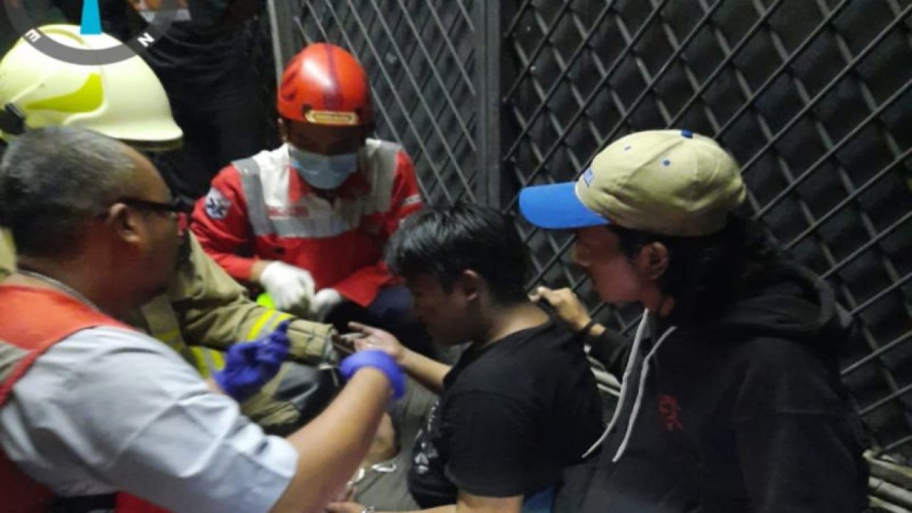 Salah satu korban kebakaran berhasil dievakuasi oleh petugas Gulkarmat saat kebakaran di salah satu hotel, Melawai, Jakarta Selatan, Jumat (18/8/2023). ANTARA/HO-Gulkarmat Jaksel